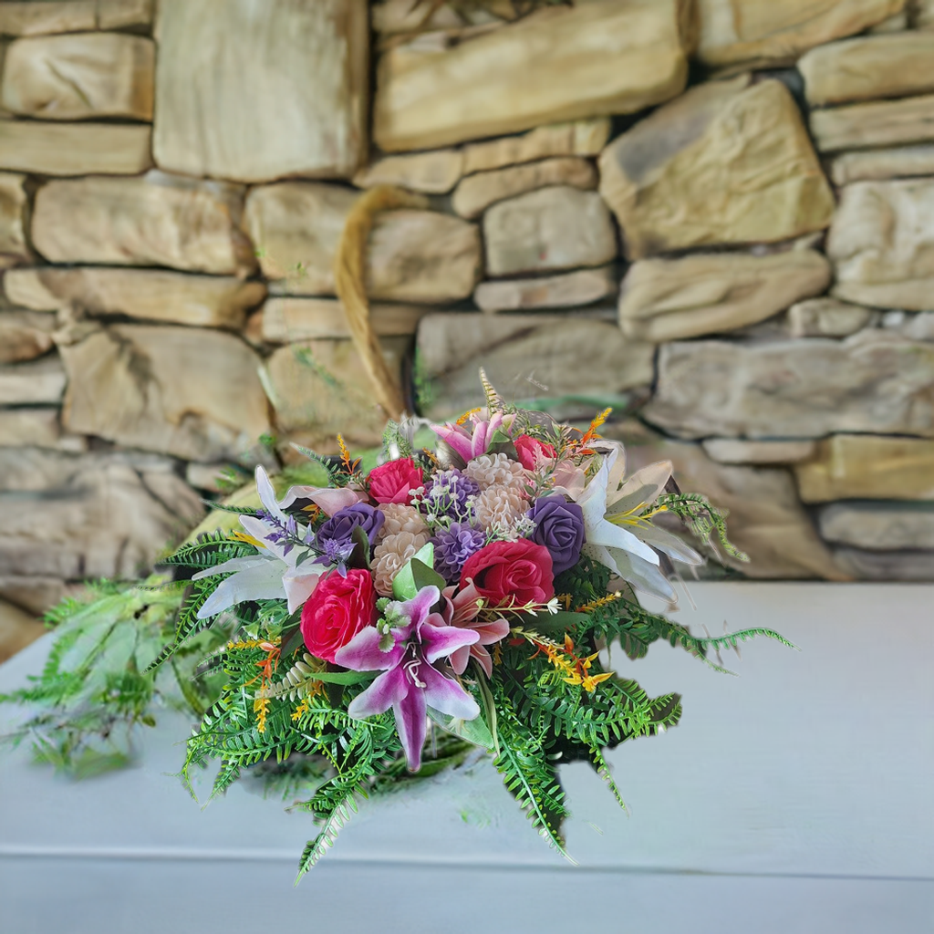 Stijlvol kleurrijk bloemstuk met wit, groen, paars en roze tinten