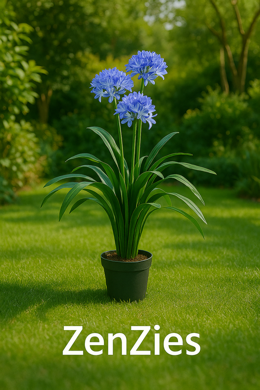 Stralende blauwe Agapanthus kunstplant op een zonnig grasveld - ZenZies collectie!